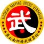 佡
